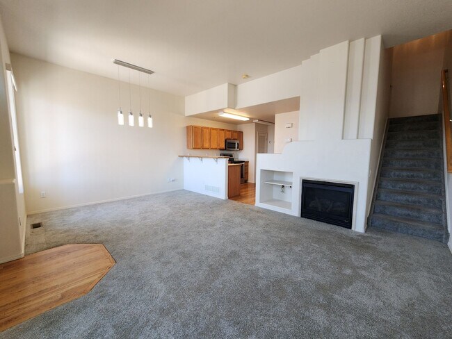 Building Photo - Quiet, adorable 2 Bed 3 Bath Townhome in 8...