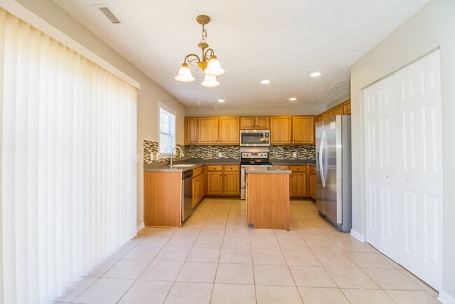 Building Photo - 801 Brooksdale Dr
