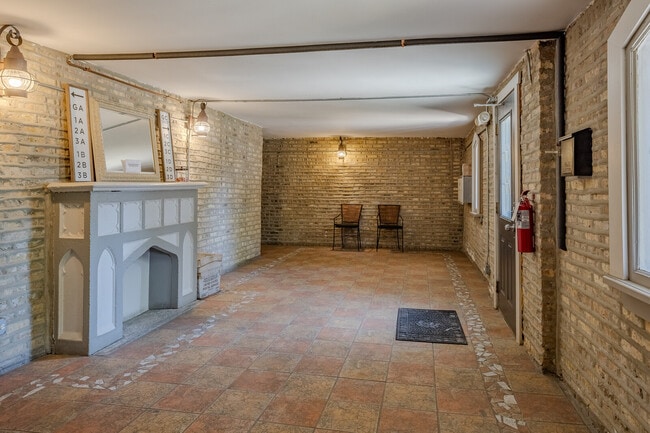 Building Photo - 3100 W Addison St