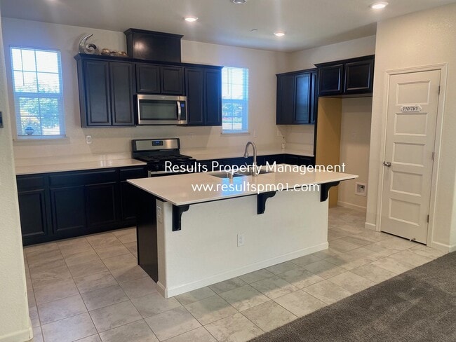 Foto del edificio - Beautiful Natomas 4 Bedroom Solar Home