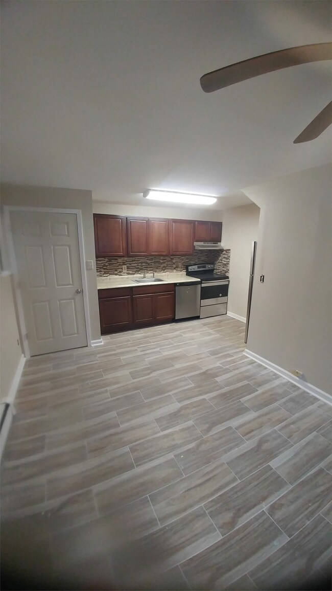 519 Lockhart St Unit 3Rear, Pittsburgh, PA 15212 Room for Rent in