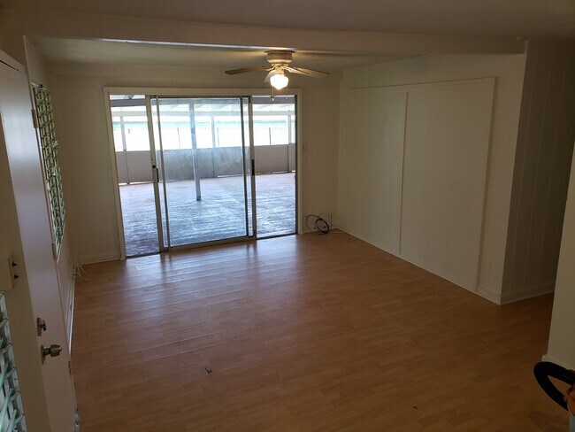 Unidad C: Vista de la sala de estar que se abre a la terraza. - 47 -411 Kamehameha Hwy