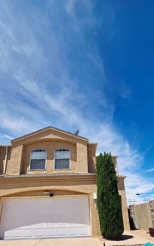 Foto del edificio - Spacious Northeast Heights Townhome for Rent!