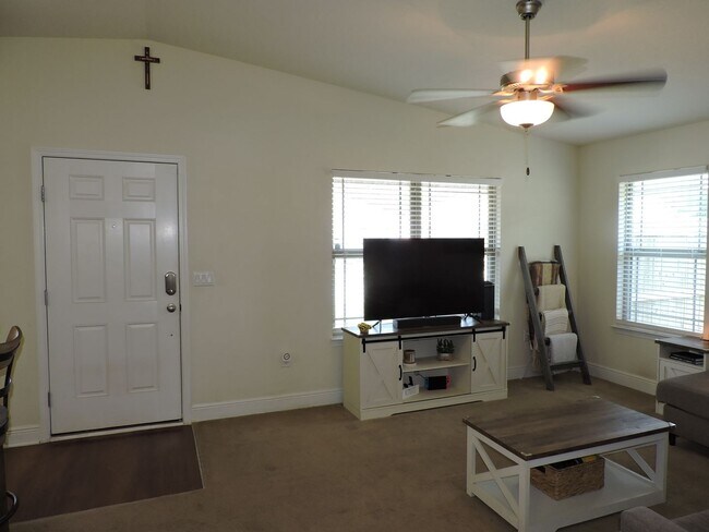 Foto del edificio - Easy access to Whiting Field & shopping!