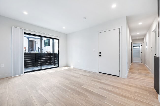 Foto del edificio - 215-225 Lucas Ave