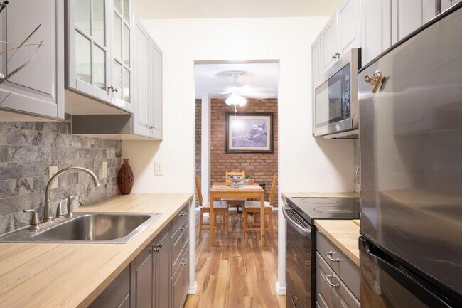 Foto del edificio - Large Renovated Condo near EMU