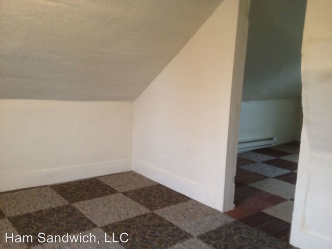 Building Photo - 1 br, 1 bath House - 208 E. 3rd Street
