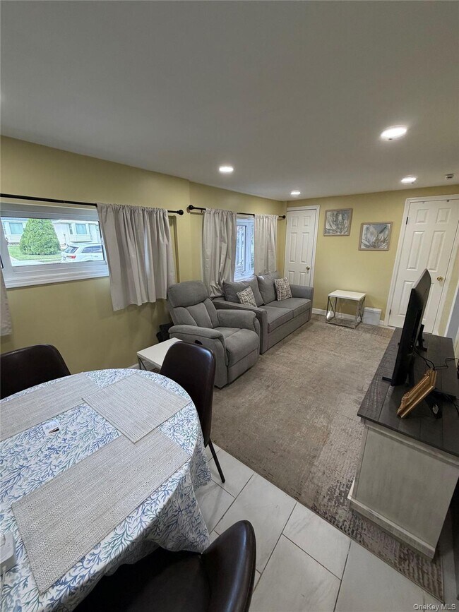 Building Photo - 22 Sunburst Dr