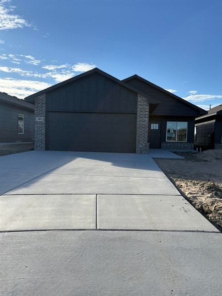 Building Photo - 4831 N Vassar Ave