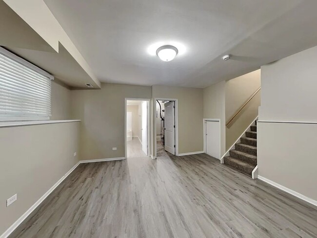 Building Photo - 808 E Belmont Ave