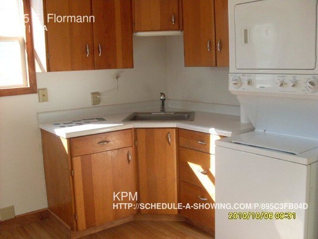Building Photo - 245 E Flormann St