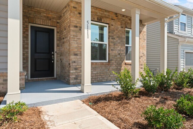 Foto del edificio - 5 Bed + 3 Bath Single Family Home in Charl...