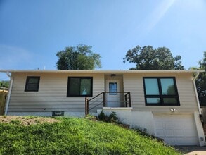Building Photo - 711 5th Ave