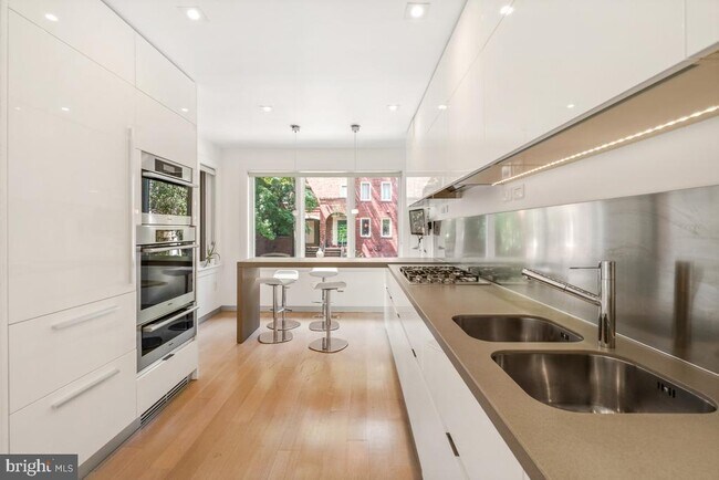 Foto del edificio - 3927 Georgetown Ct NW