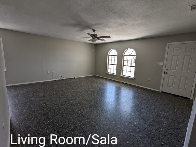 Building Photo - 5004 Oleander Dr