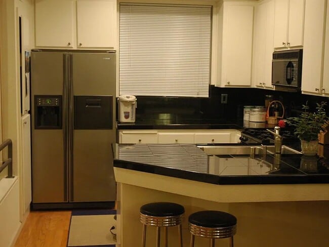 Building Photo - Beautiful Townhouse | Prime Location