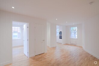 Building Photo - 5554 Rue Snowdon