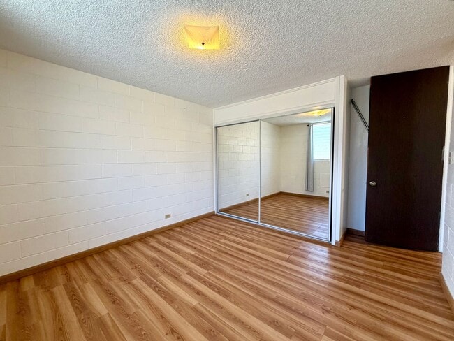 Building Photo - Salt Lake: 2 Bed, 1 Bath Apartment w/ 1 Parking