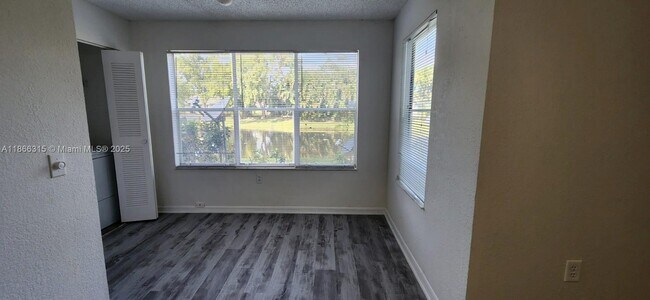 Foto del edificio - 1401 Village Blvd