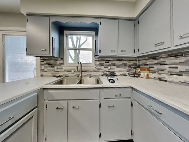 Building Photo - 202 NE Richardson Pl
