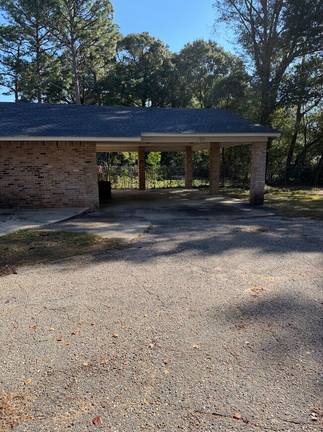 Building Photo - Janice