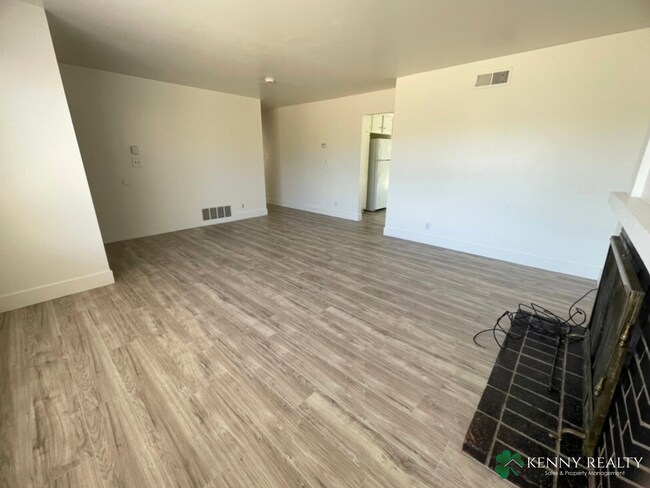 Foto del edificio - 4 Bedroom, 2 Bathroom Home in Foster City with Large Yard