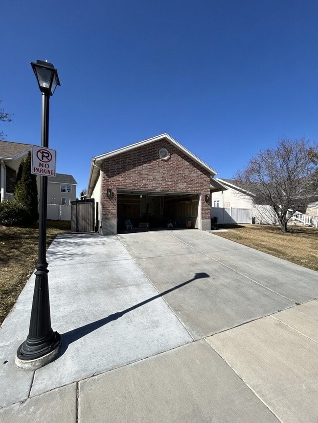Building Photo - 10658 S Poplar Grv Dr