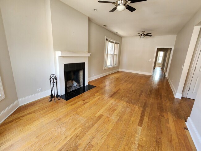 Foto del edificio - 1029 W Irving Park Rd