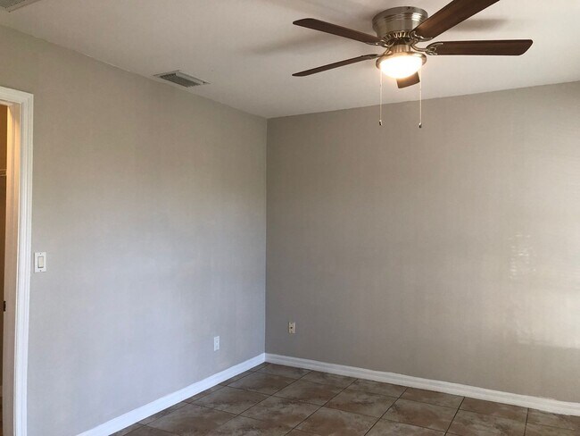 Foto del edificio - Experience this Large Cape Coral 3 bedroom...