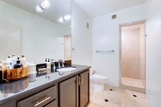 Building Photo - 1005 S Shepherd Dr