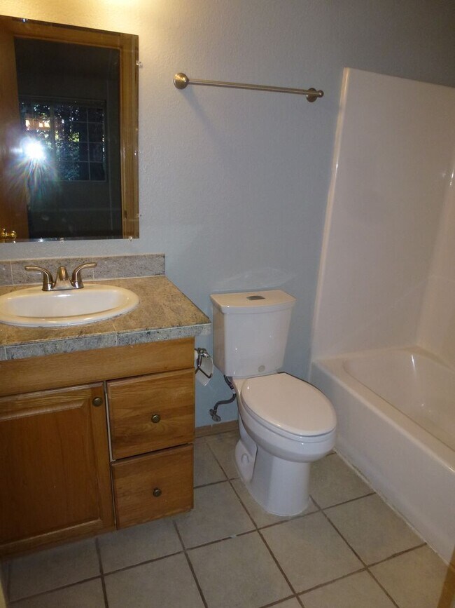 Foto del edificio - Spacious Townhome Nestled Down Private Drive