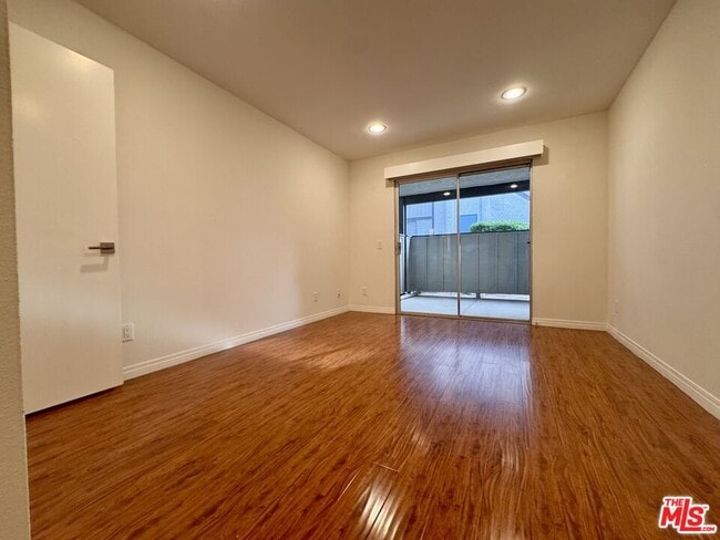 Building Photo - 1348 E Hillcrest Dr