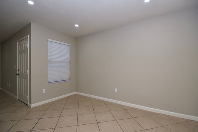 Building Photo - Gorgeous 1 Bedroom 1st Floor Completely Re...