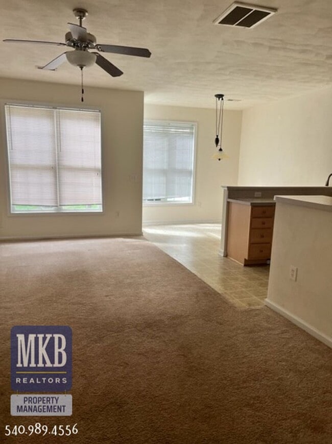 Building Photo - Townhouse in North County