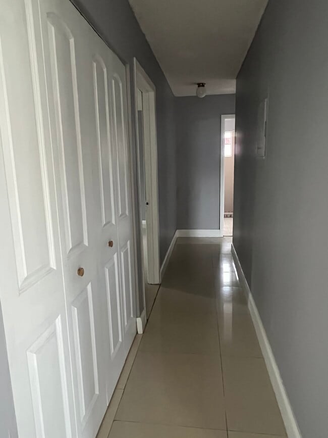 Building Photo - 147 NE 168th St