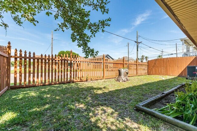 Building Photo - 803 Sealy Ave