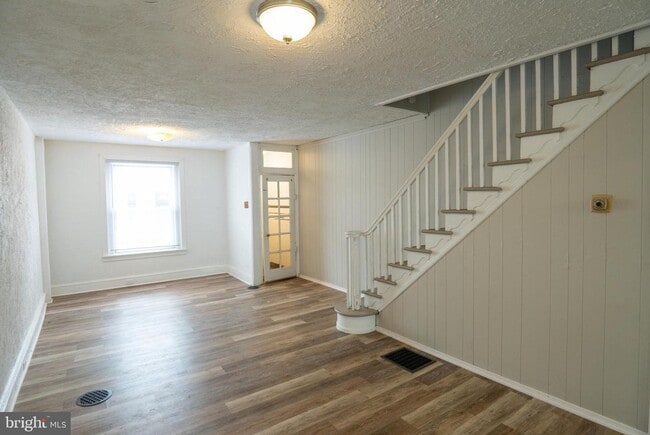 Building Photo - Newbold Two Bedroom Ready for Octocber 1st
