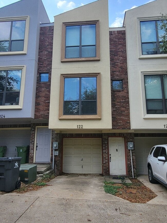 Building Photo - 122 E Nemo St