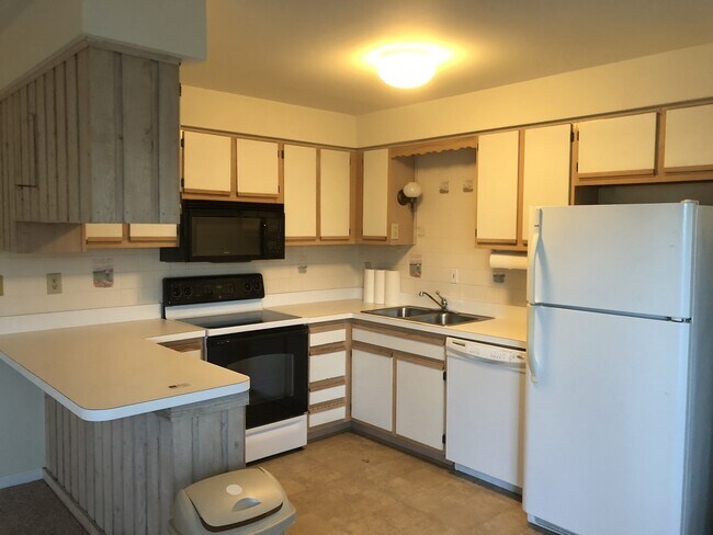 Building Photo - Year Round Rental - Sandpiper Cay Condomin...