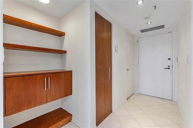 Building Photo - 520 Brickell Key Dr