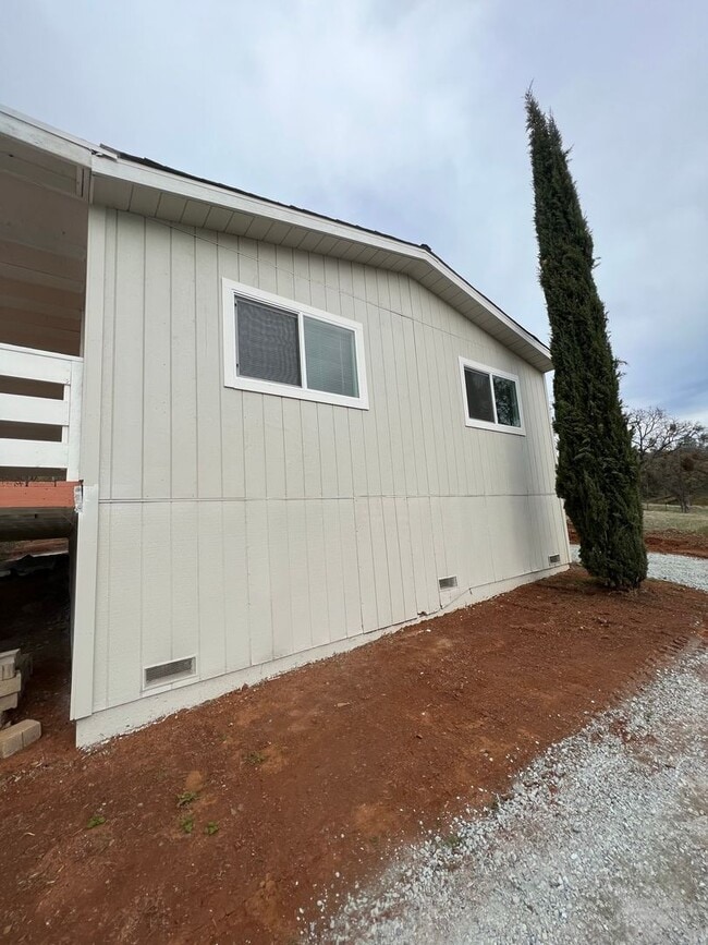 Building Photo - Super Cute 3 bedroom home located in the F...