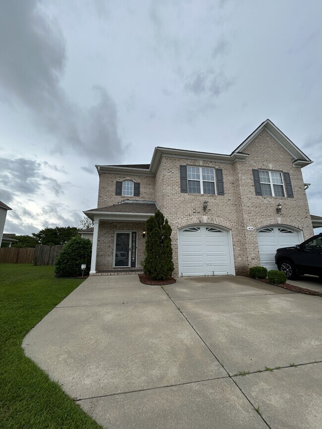 Foto del edificio - 1629 Brook Hollow Dr