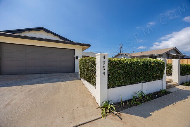 Foto del edificio - Spacious 4 Bedroom, 2 Bath Home with Priva...