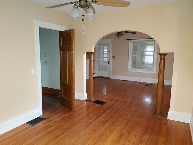 Building Photo - 2 Bed 1 Bath House