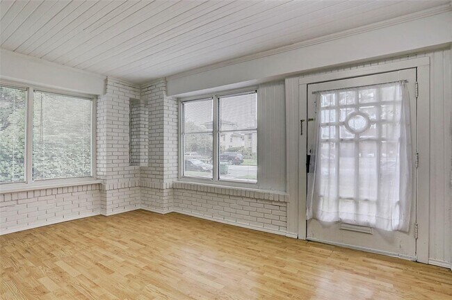 Building Photo - 709 Avondale St