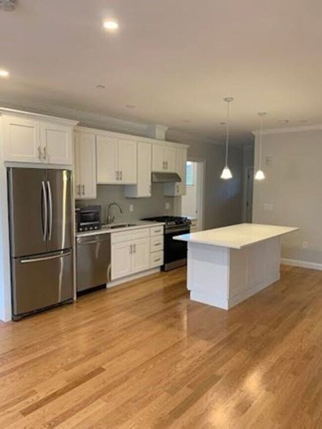 Foto del edificio - Modern 3-bed w/3-bath & 2-parking included