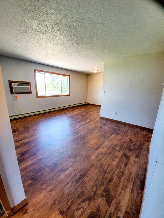 Building Photo - 517 Village Dr