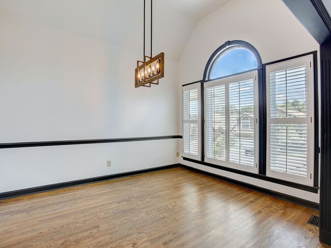 Building Photo - Cozy & Convenient Home w/ Fenced in Backyard
