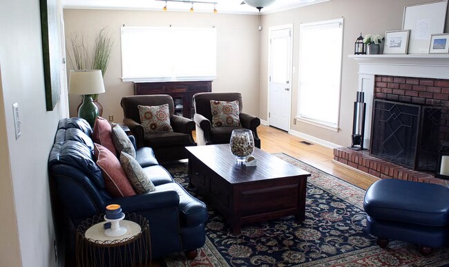 Foto del edificio - MUST SEE- Updated kitchen/Hardwood floors 3 bed/2bath!! Coming soon!