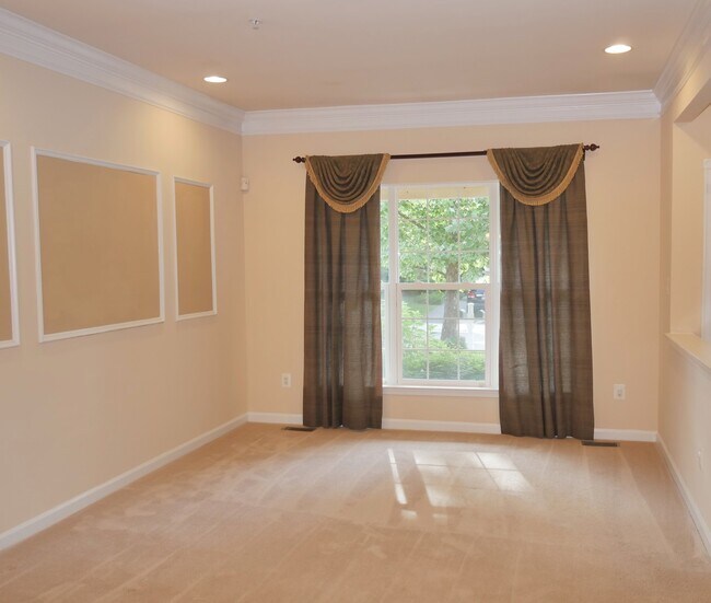 Building Photo - Gorgeous Former Model 4 Bed 2.5 Bath Townh...